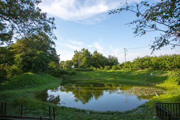 青い空と溜池
