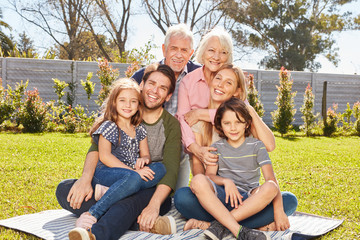 Glückliche Familie mit drei Generationen im Garten