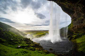 Seljalandsfoss Wasserfall Island Mittsommernacht Gegenlicht Naturschauspiel Südküste Europa Magie...