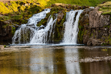 Kirkjufellsfoss Abendlicht Island Iceland Snaefellsnes Halbinsel Schmelzwasser Küste Berg Magie Sonnenlicht Mitternachtssonne Wärme Mittsommer Spiegelung klar Rundreise Attraktion Elemente Lava Felsen