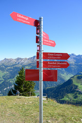 Wegweiser mit Entfernungsangaben für Flugreisen, Stanserhorn, Nidwalden, Schweiz