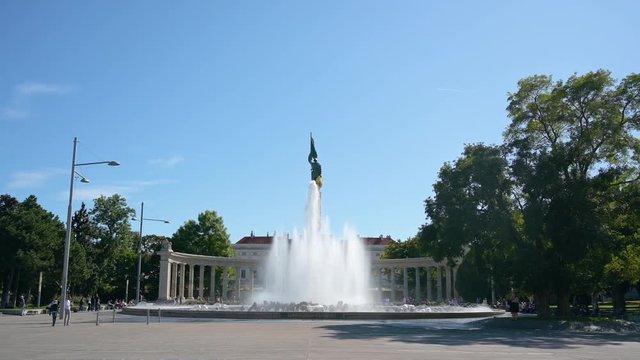Springbrunnen Hochstrahlbrunnen in Wien mit viel Himmel und Sonnenschein