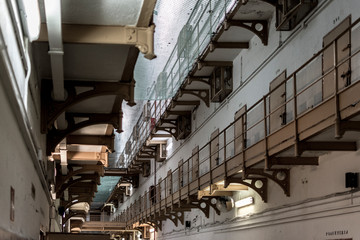 pasillo de un ala de la cárcel, las celdas están cerradas