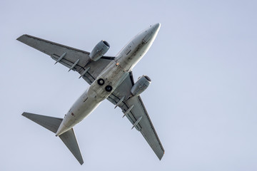 avion de pasajeros visto desde abajo