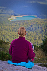 Fototapeta premium Hiking Woman in front of Mountain Landscape