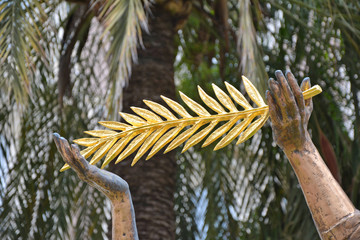 The sculpture with golden palm in Cannes - obrazy, fototapety, plakaty
