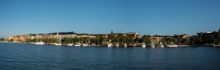 Fototapeta na wymiar Morning view over Stockholm inner harbour with boats, canoes, piers and islands an autumn day