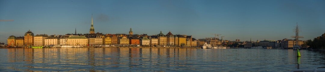 Fototapeta na wymiar Morning view over Stockholm inner harbour with boats, canoes, piers and islands an autumn day
