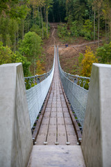 Obraz premium Hängeseilbrücke über dem Bärental in der Hohen Schrecke