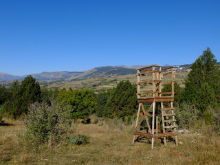 Mirador, tour de guet, guérite pour chasseurs en bois qui chassent en Cerdagne dans les Pyrénées
