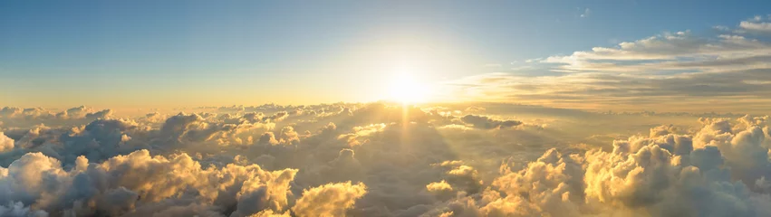 Abwaschbare Fototapete Dämmerung Panorama-Sonnenaufgang von der Spitze des Mount Fuji. Die Sonne scheint stark vom Horizont über alle Wolken und unter den blauen Himmel. gutes neues jahr neues leben neuer anfang. Abstrakter Naturhintergrund