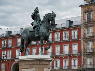 Fototapeta na wymiar sculpture in the middle of Madrid