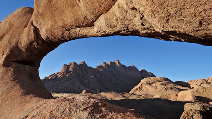 SPITZKOPPE : région du Damaraland (fameuse arche, les montagnes des Pontoks)