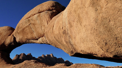 SPITZKOPPE : région du Damaraland (fameuse arche, les montagnes des Pontoks)