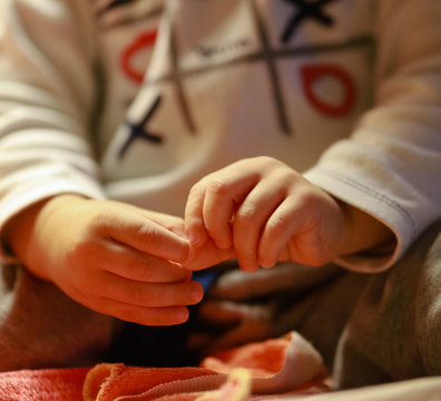Mani di bimbo dettaglio mentre gioca e sperimenta