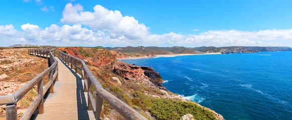 Fototapete Nach Farbe traumhaft schöner Küstenwanderweg mit Holzsteg an der Costa Vicentina, Algarve Portugal