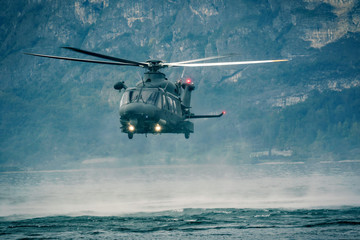 Elicottero militare in volo per soccorso