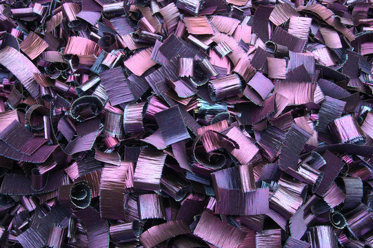 Gro&szlig;e Kiste mit farbig angelaufenen gehobelten Metallsp&auml;nen