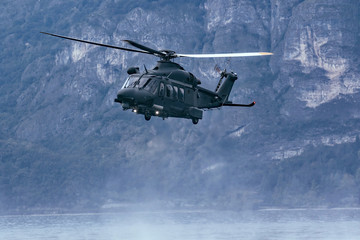 Fototapeta na wymiar Elicottero militare in volo per soccorso