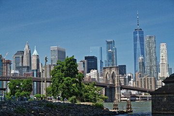 Fototapeta premium panorama du sud de Manhattan avec vue sur le pont de Brooklyn et la tour One World Trade Center