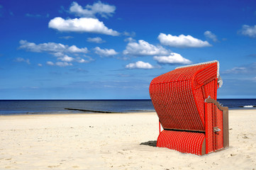 Roter Strandkorb am Meer