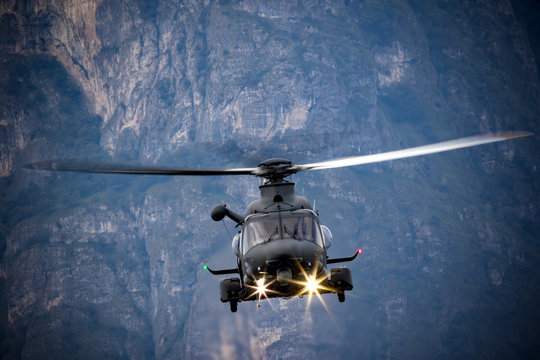 Elicottero militare in volo - AW 149