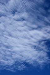 Fototapeta premium Faszinierende vom Wind verwehte Wolken am blauen Himmel
