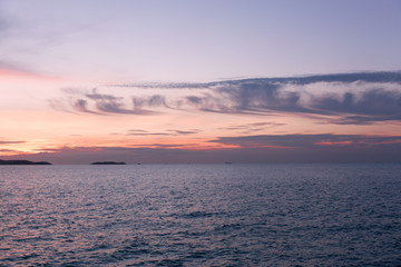 Obraz premium Sea sunset landscape. Pink clouds.