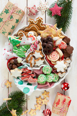 Verschiedene leckere Plaetzchen zu Weihnachten