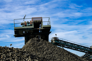 Fototapeta premium Mobile Stone crusher machine by the construction site or mining quarry for crushing old concrete slabs into gravel and subsequent cement production