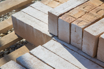 Auf der Baustelle: Ziegel aus Ton auf der Holzpalette