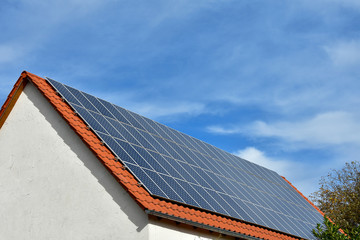 Hausdach mit Solarzellen