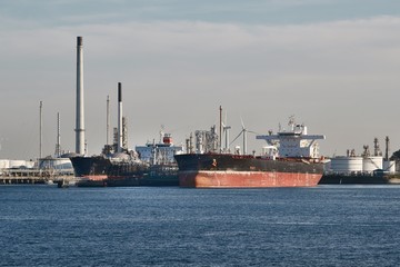 Naklejka premium Large crude oil tanker arrived to the refinery dock