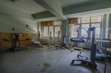 Fototapeta na wymiar viele geraete in verlassenen krankenzimmer