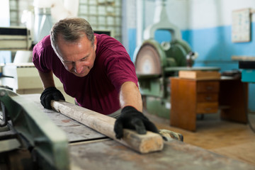 Positive craftsman working on a thicknessing machine