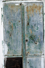 Alte verwitterte rostige rustikale Tür aus Metall. Spuren von Rost und Farbe