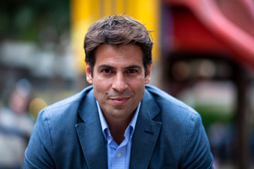 Hombre de mediana edad con camisa y americana