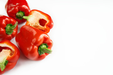  Świeża, czerwona papryka na białym tle