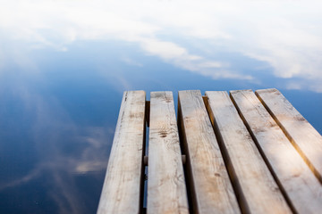 Obraz na płótnie Canvas Holzsteg mit Wasserspeigelung. Wooden pier with water reflection