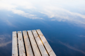 Holzsteg mit Wasserspeigelung. Wooden pier with water reflection