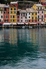 Portofino est un village de p&ecirc;cheurs situ&eacute; sur la Riviera italienne, au sud-est de G&ecirc;nes. Des maisons aux tons pastel, des boutiques de luxe et des restaurants longent le port