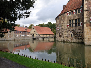 Naklejka na ściany i meble Wasserspiegelung - Burg Vischering in Lüdinghausen