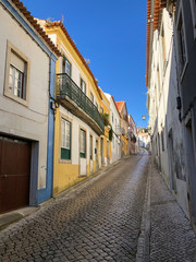 Fototapeta na wymiar Häuser und Strassen am Wanderweg „Rota Vicentina“ (Historischer Weg, Fischerweg) im Süden von Portugal 