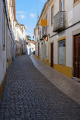 Häuser und Strassen am Wanderweg „Rota Vicentina“ (Historischer Weg, Fischerweg) im Süden von Portugal  