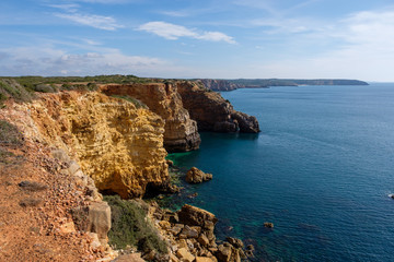 Fototapeta na wymiar Küste, Klippen und Meer am Wanderweg „Rota Vicentina“ (Historischer Weg, Fischerweg) im Süden von Portugal 