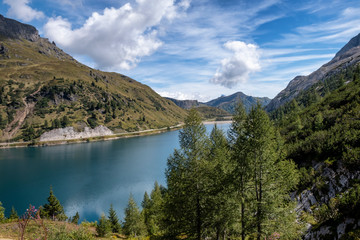 Fototapeta na wymiar Paesaggio di montagna con lago e diga