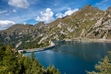 Obraz na płótnie Canvas Paesaggio di montagna con lago e diga