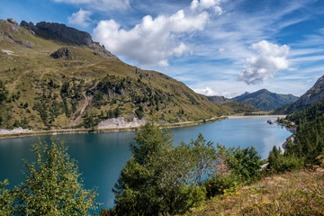 Fototapeta na wymiar Paesaggio di montagna con lago e diga