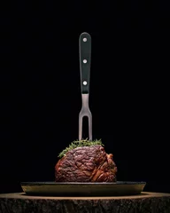 Foto op Aluminium Sous-vide gegrilde biefstuk met vork en kruiden op donkere achtergrond. © PawelG Photo