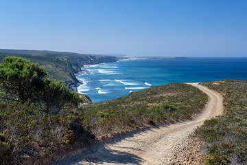 Küste, Klippen und Meer am Wanderweg „Rota Vicentina“ (Historischer Weg, Fischerweg) im Süden von Portugal  